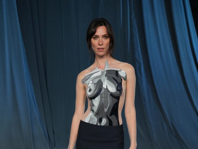Rebecca Hall v kreácii Thom Browne