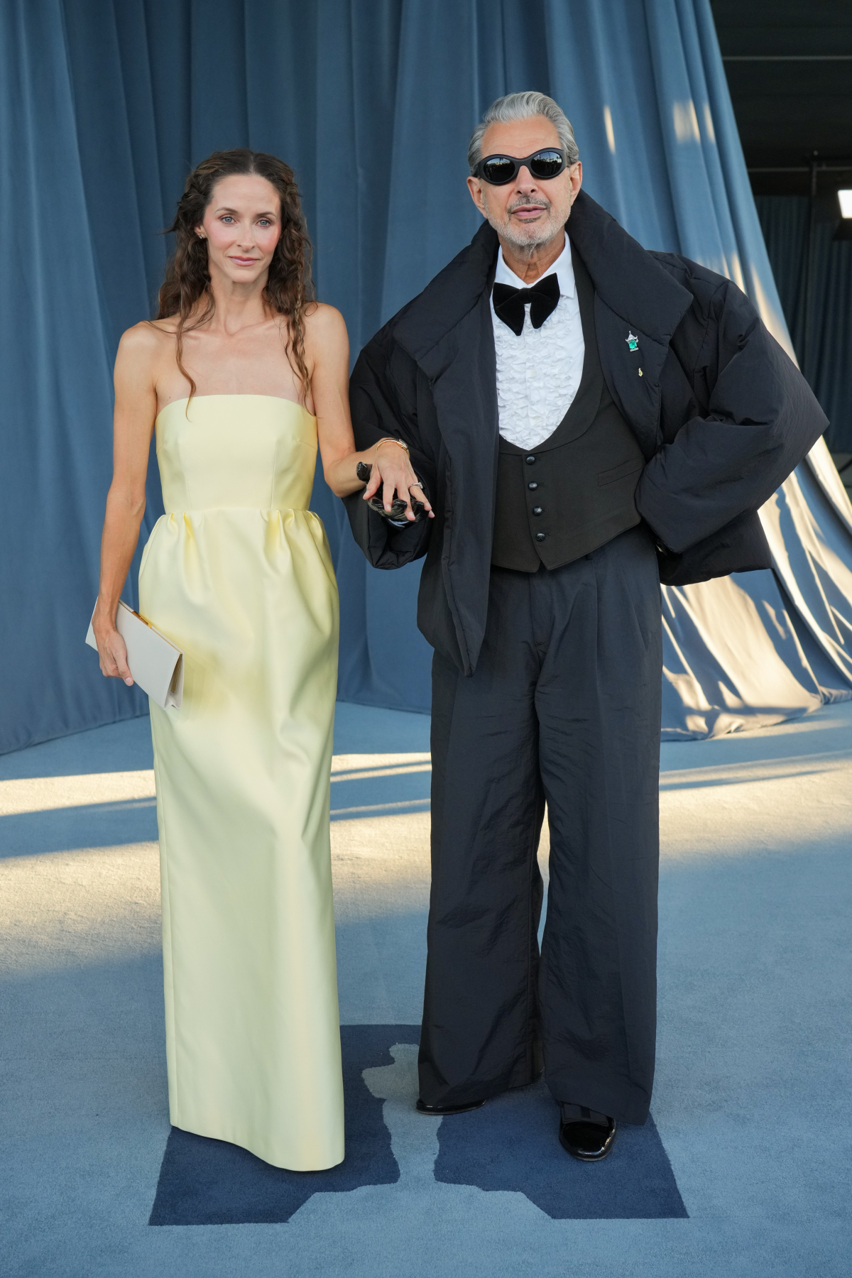 Herec Jeff Goldblum v modeli Prada a jeho manželka Emilie Livingston.