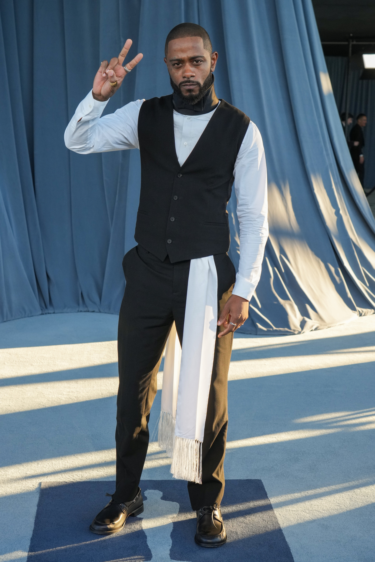 Herec LaKeith Stanfield prišiel oblečený v značke Dior. 