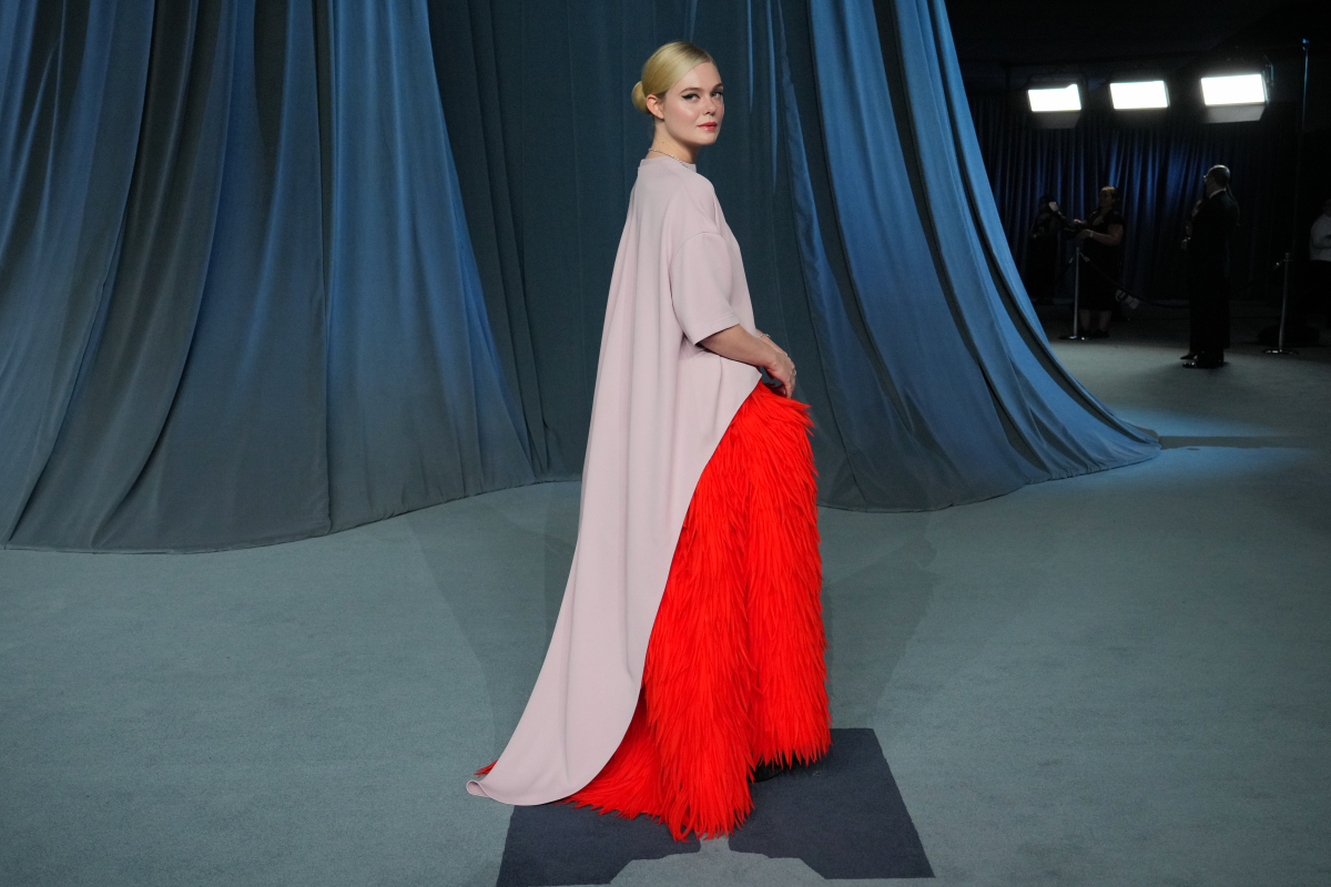 Herečka Elle Fanning prišla na slávnostný večer v kreácii Balenciaga.