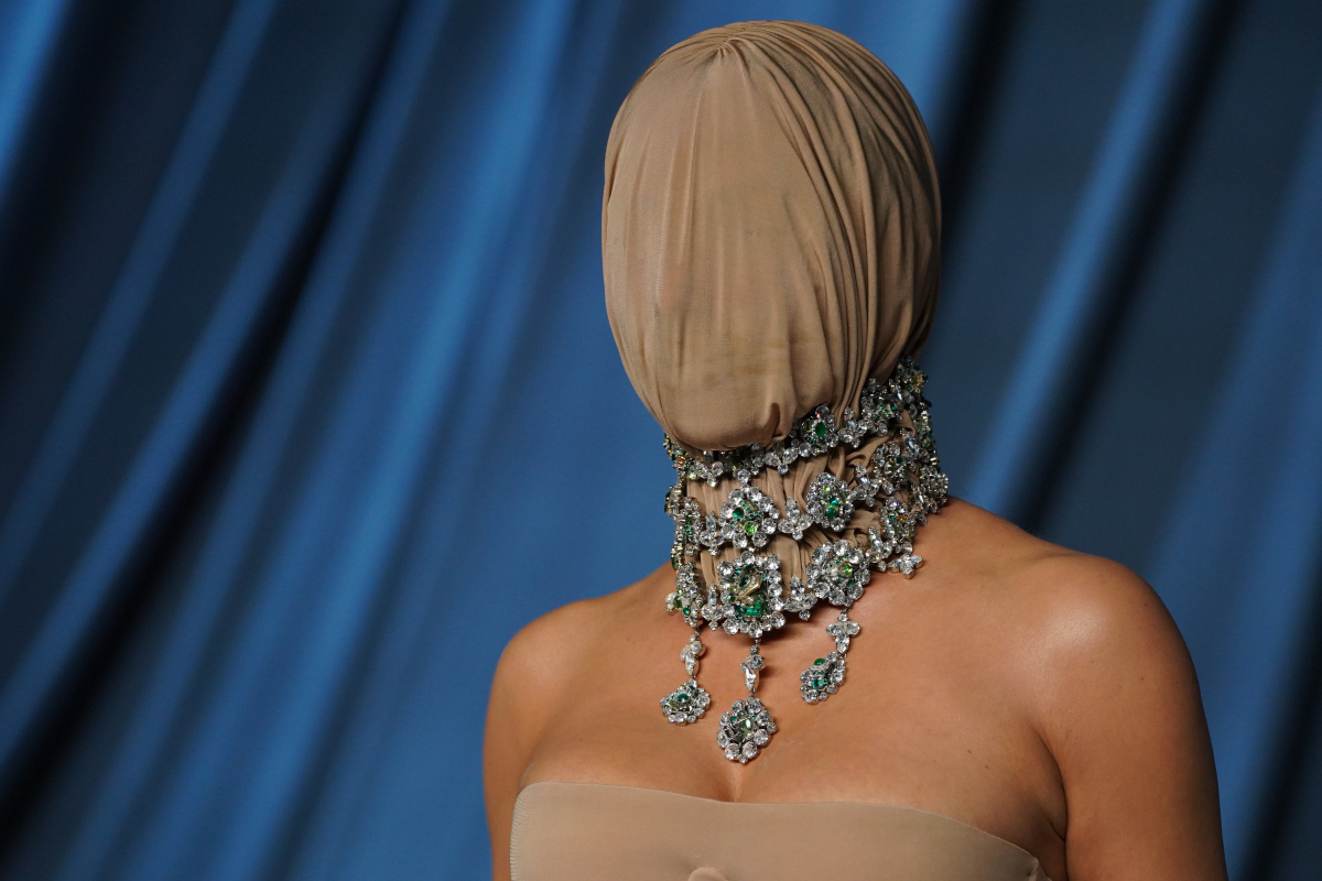 Kim Kardashian prišla na slávnostný večer v kreácii Maison Margiela Couture.