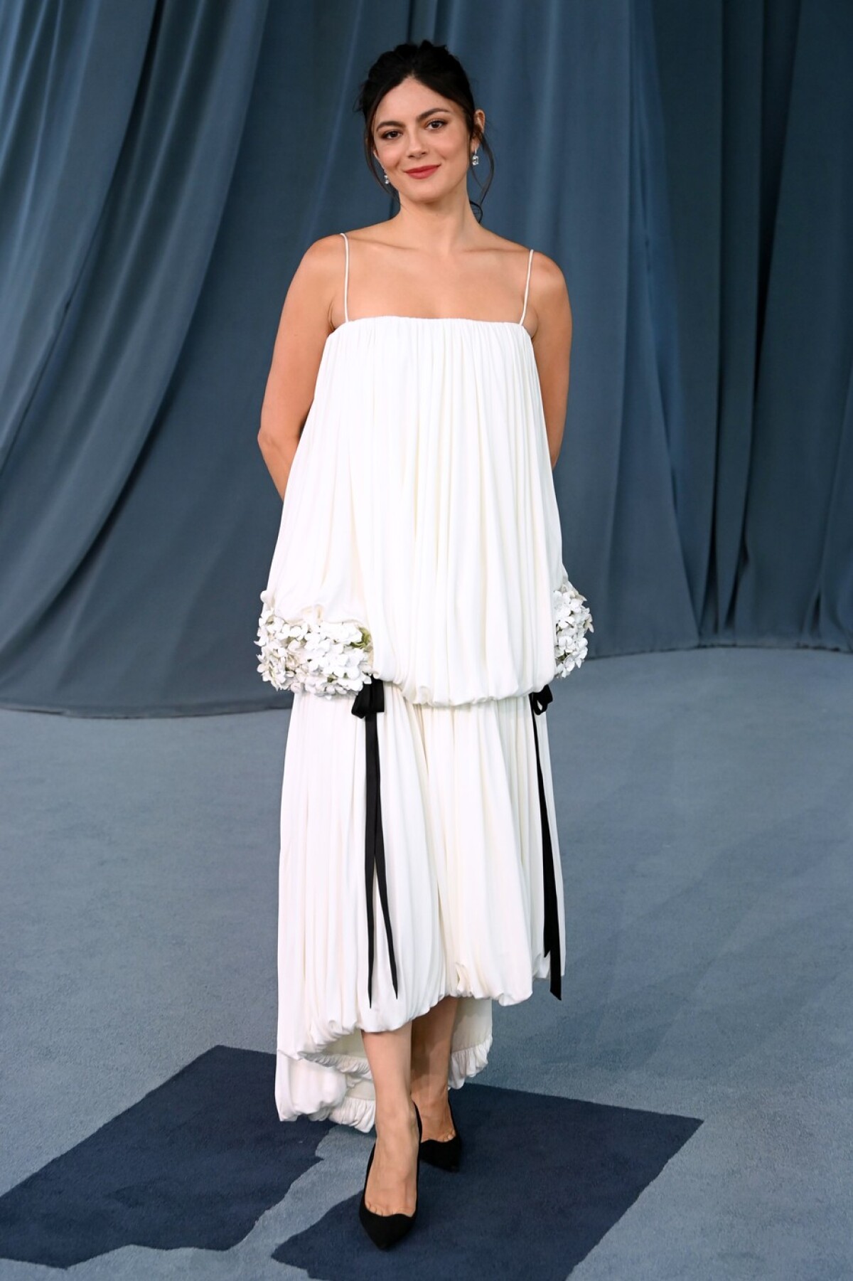 Monica Barbaro v kreácii Dior