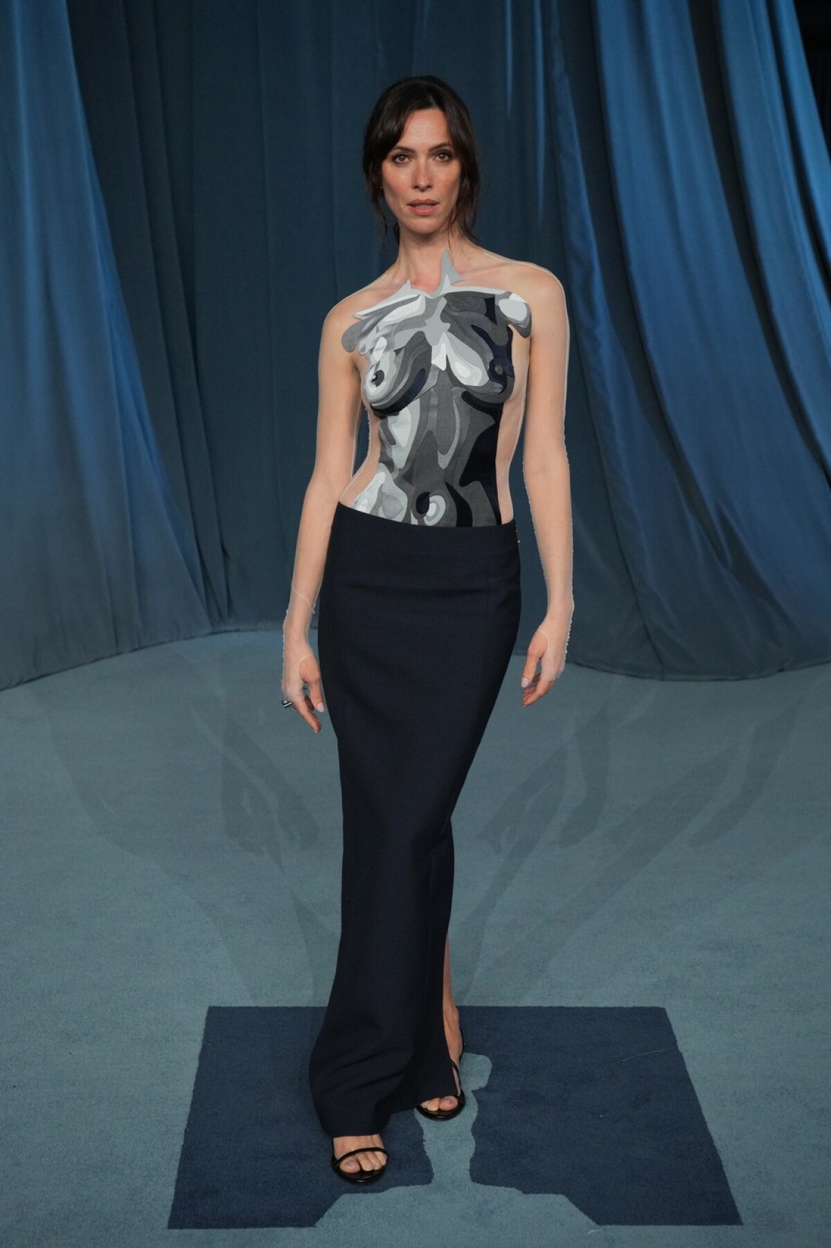 Rebecca Hall v kreácii Thom Browne