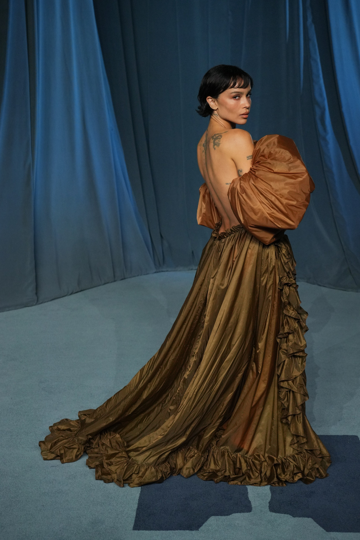 Zoë Kravitz v róbe z dielne Saint Laurent. 