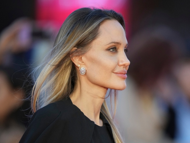 Angelina Jolie uviedla v Ríme snímku Couture.