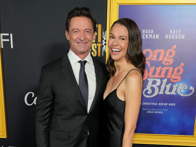 Herec Hugh Jackman a jeho partnerka Sutton Foster na slávnostnej premiére filmu Song Sung Blue. 