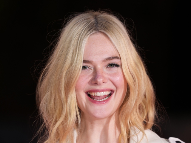 Herečka Elle Fanning na premiére filmu Predator Badlands.