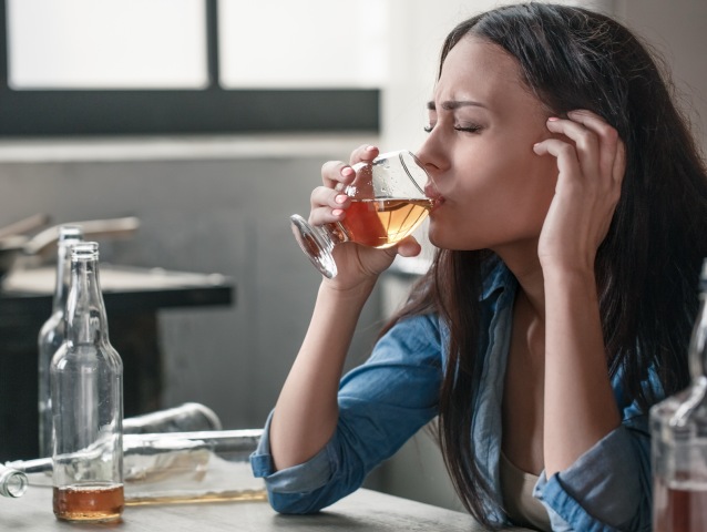 alkolizmus, pitie alkoholu, žena, alkoholička