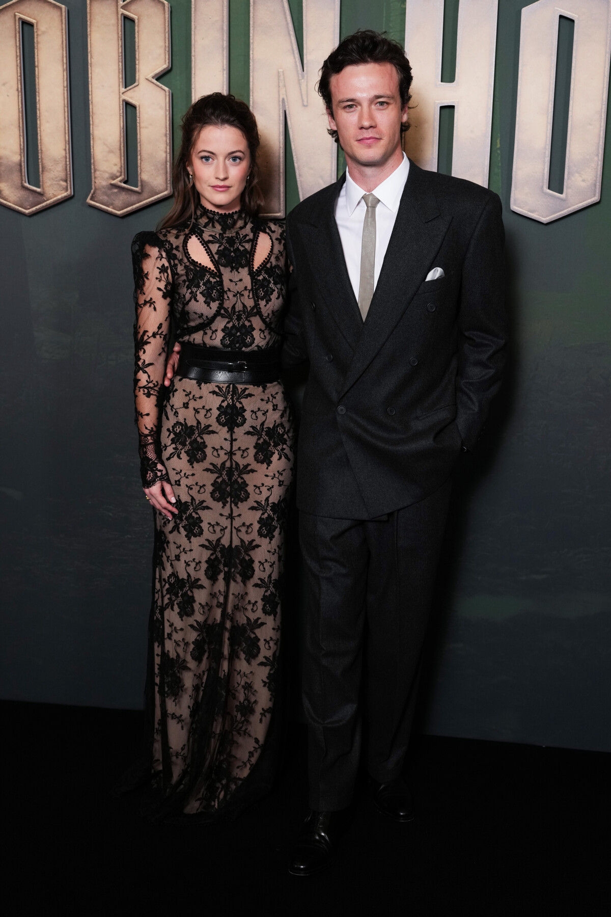Herci Lauren McQueen a Jack Patten spoločne pózujú fotografom na premiére. 