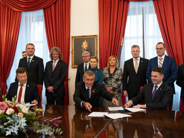 babiš malá fiala macinka šťastný okamura