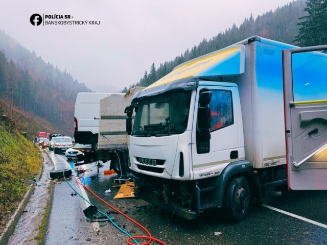 Donovaly sú po hromadnej nehode úplne paralyzované, zrazili sa kamióny s autom