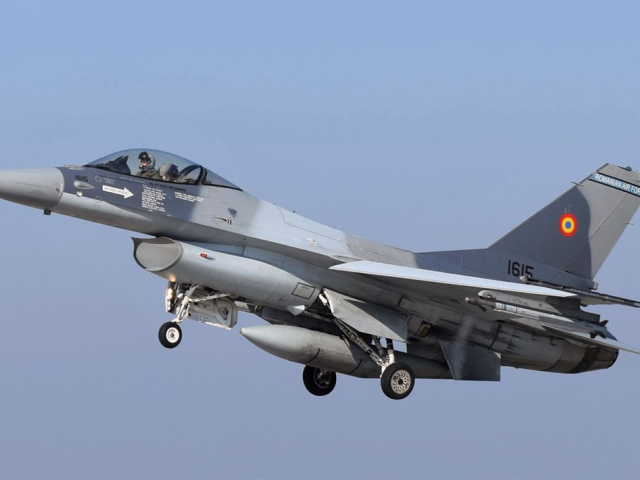 Rumunské lietadlo F-16 - Capt. Andrew Layton  US Air Force - Public domain