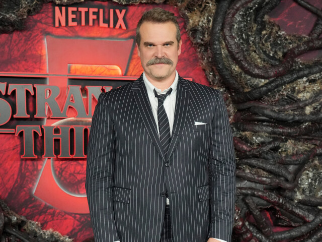 Herec David Harbour.