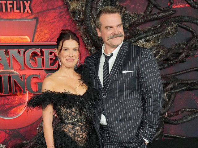 Millie Bobby Brown a jej herecký kolega David Harbour