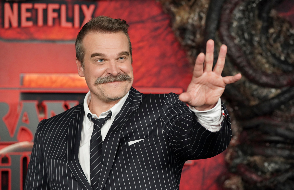 Herec David Harbour.