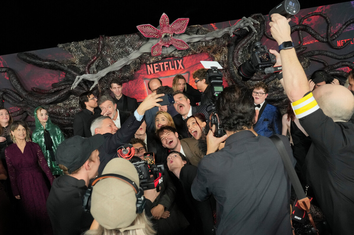Ted Sarandos z Netflixu si robí selfie s hviezdami seriálu Stranger Things.