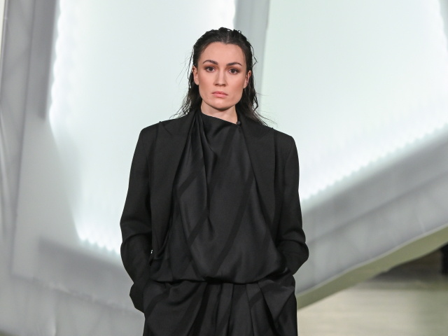 Modelka v kreácii od Andrey Pojezdálovej. 