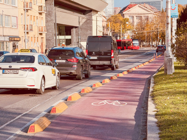 Nábrežie jazdný pruh pre cyklistov