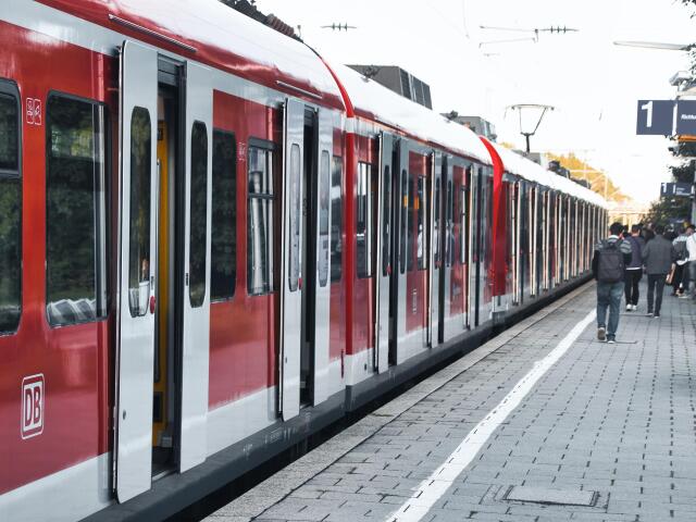 vlak, železnica, doprava, koľajnice, koľaje, nástupište, stanica