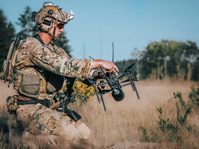 Vojak pripravuje na let dron Neros Archer Strike 