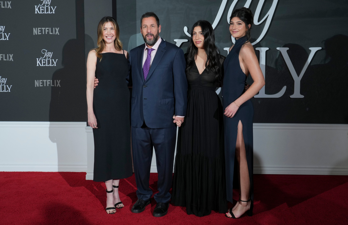 Jackie Sandler, jej manžel Adam Sandler a ich dcéry Sadie Sandler a Sunny Sandler.