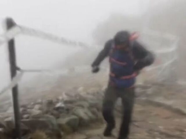 prt sc hory, vietor, turisti cestovanie Snezka