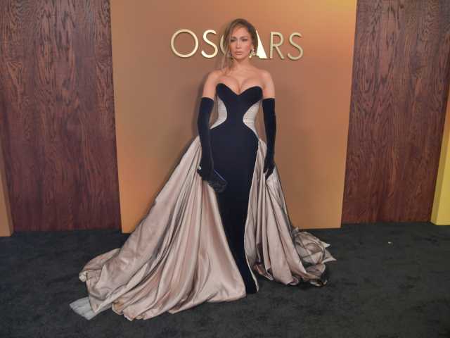 Herečka a speváčka Jennifer Lopez v kreácii Tamara Ralph Couture. 