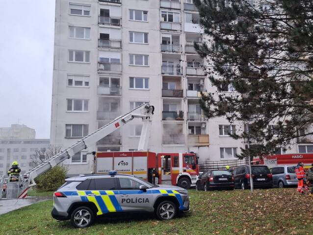 požiar bytovky v Topoľčanoch, hasiči