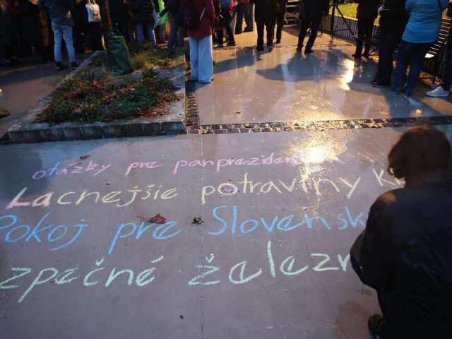 zhromaždenie, protest, krieda