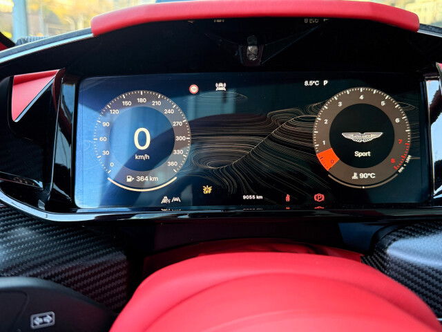 Apple CarPlay Ultra (Aston Martin)