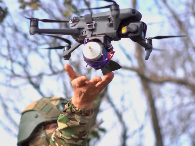 Ruský dron, operátor, vojna na Ukrajine, bezpilotné lietadlo