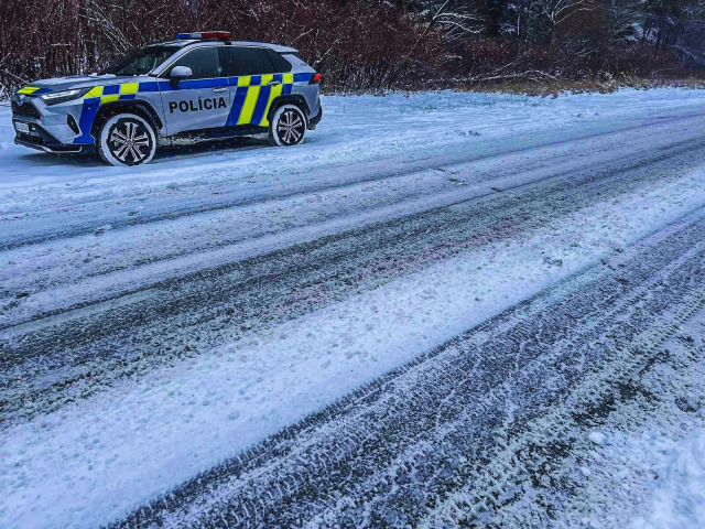 sneh, zima, zasnežená cesta, policajné auto, polícia