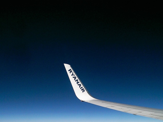 Ryanair, lietadlo, cestovanie, dovolenka, obloha, oblaky