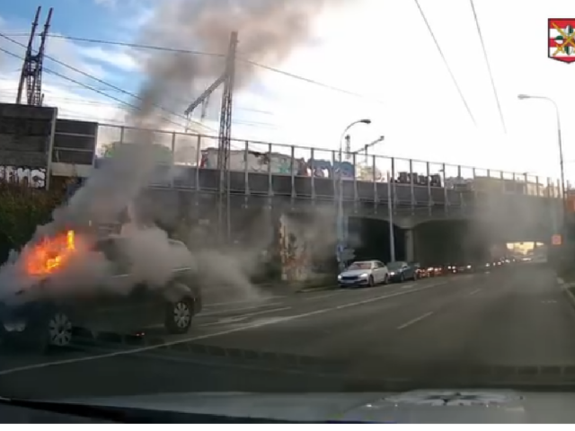 auto, oheň, požiar, cesta, Česko, Policie ČR