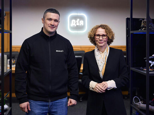 Zástupkyňa GT NATO Radmila Šekerinska (vpravo) a minister digitálnej transformácie Ukrajiny Mychajlo Fedorov
