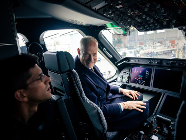 Maďarský minister obrany Kristóf Szalay-Bobrovniczky v kokpite KC-390 Maďarských vzdušných síl