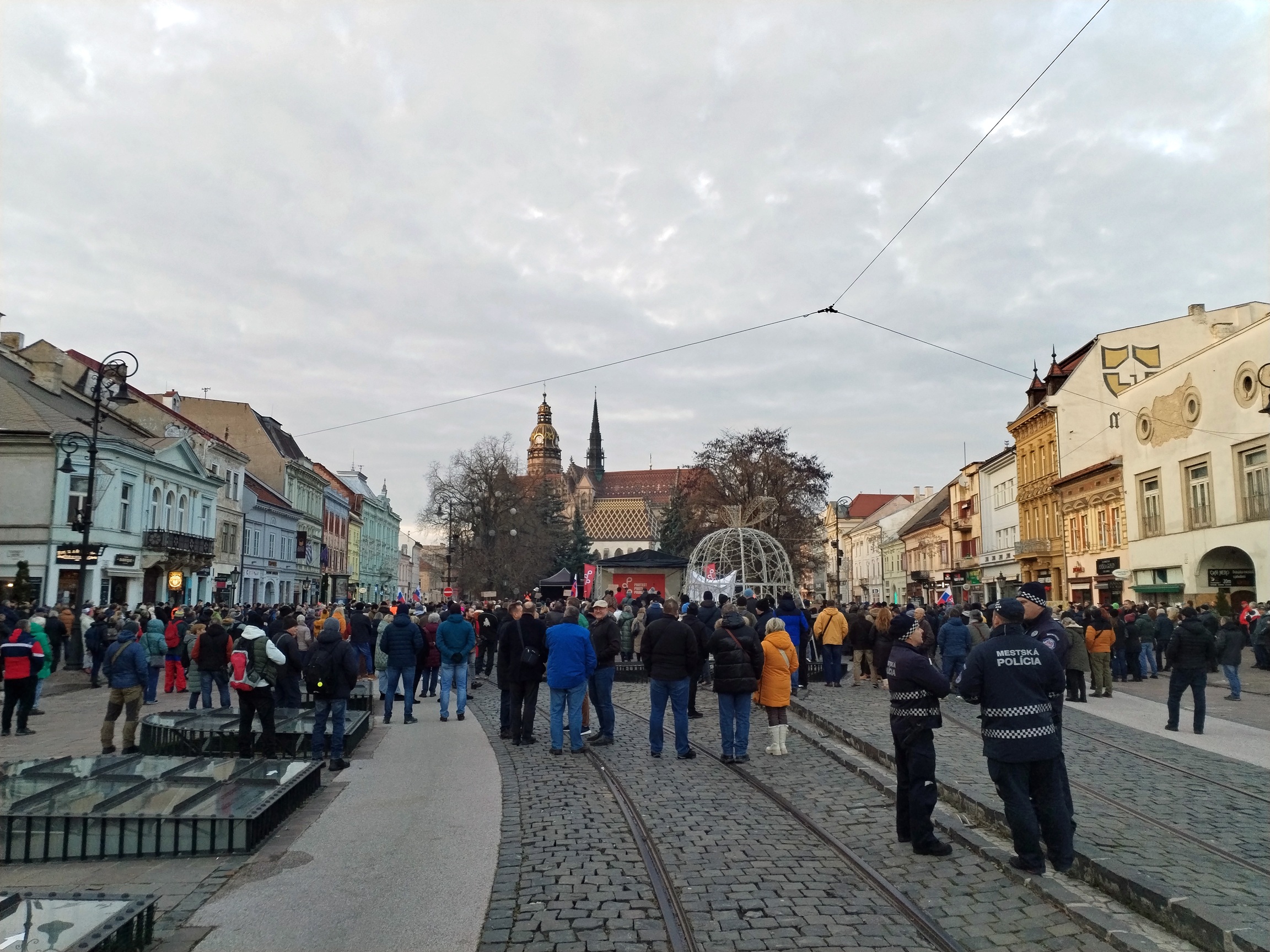 Protestu proti progresivizmu sa v sobotu 29. novembra 2025 v centre Košíc zúčastnilo niekoľko stoviek ľudí.
