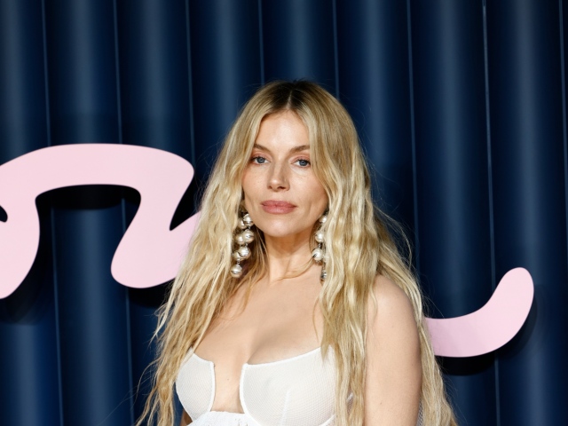 Sienna Miller v kreácii Givenchy by Sarah Burton
