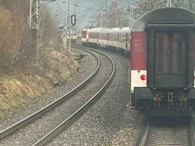 Vážna nehoda ochromila železničnú dopravu na východe. Vlak zrazil človeka, meškania zasiahnu aj hlavný ťah do Bratislavy
