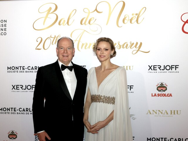Knieža Albert II. a jeho manželka, kňažná Charlene v kreácii od Jenny Packham.  