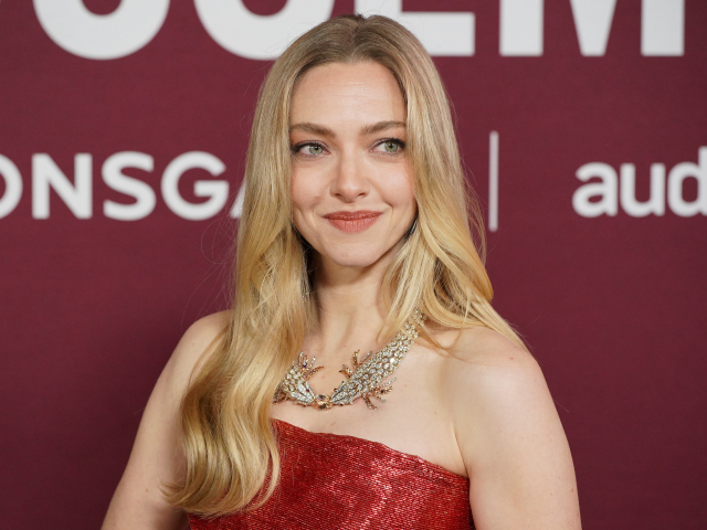 Amanda Seyfried v šatách Monse