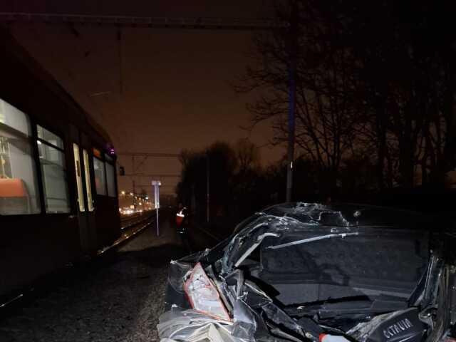 Auto po zrážke s vlakom