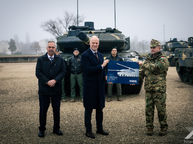 Maďarský minister obrany Kristóf Szalay-Bobrovniczky a náčelník Generálneho štábu Maďarských ozbrojených síl generál Dr. Gábor Böröndi s tankom Leopard 2 A7HU
