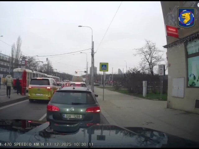 Ako Spiderman. Jazdil na ráme električky