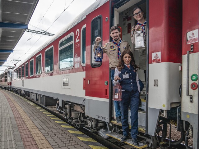 Slovenski skauti prevezu Betlehemske svetlo vo vlakoch ZSSK v sobotu 20. decembra 2025