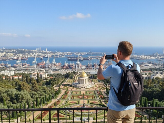 Turista si fotí Haifu - obrázok vygenerovaný AI