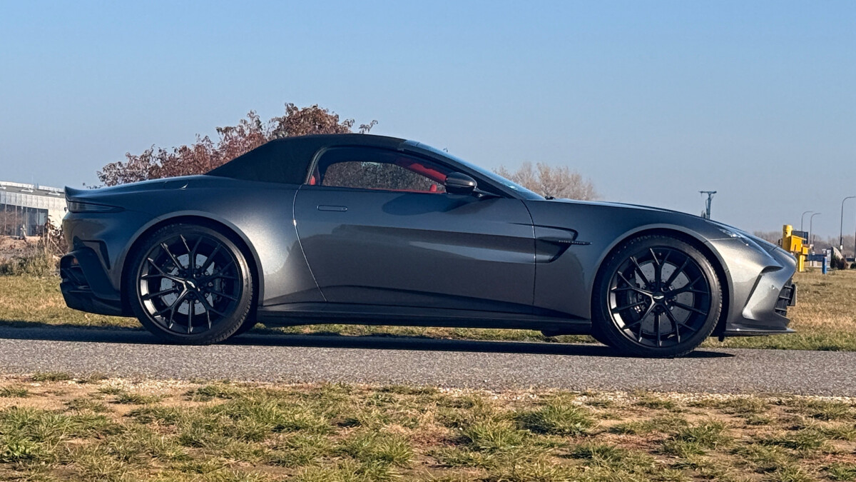 Aston Martin Vantage Roadster (2025)