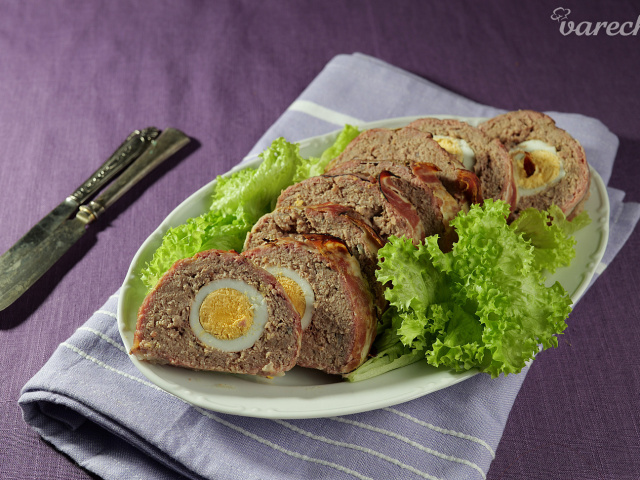 Videotip: Šťavnatá štefanská sekaná v slaninke. Tento sviatočný recept sa vždy podarí
