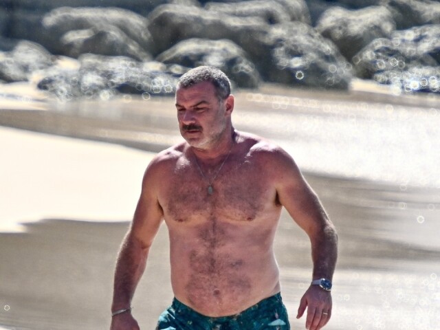 Herec Liev Schreiber na pláži Barbadosu počas vianočných sviatkov. 