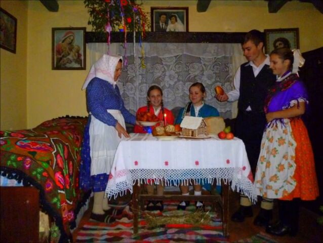 Rodina za sviatocnym stolom